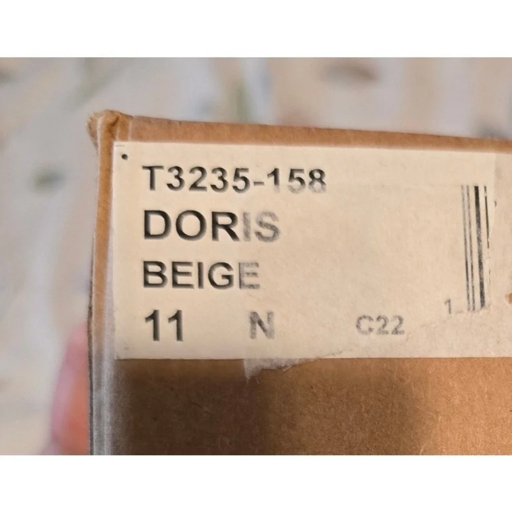 Trotters Doris Pump Beige Leather Square Toe Block Heel Shoes 11N T3235-158